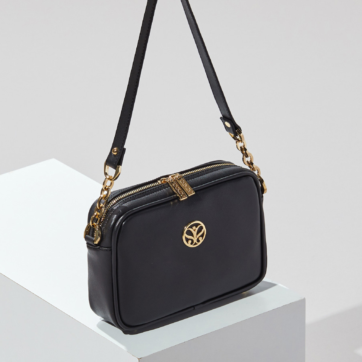 plain black shoulder bag